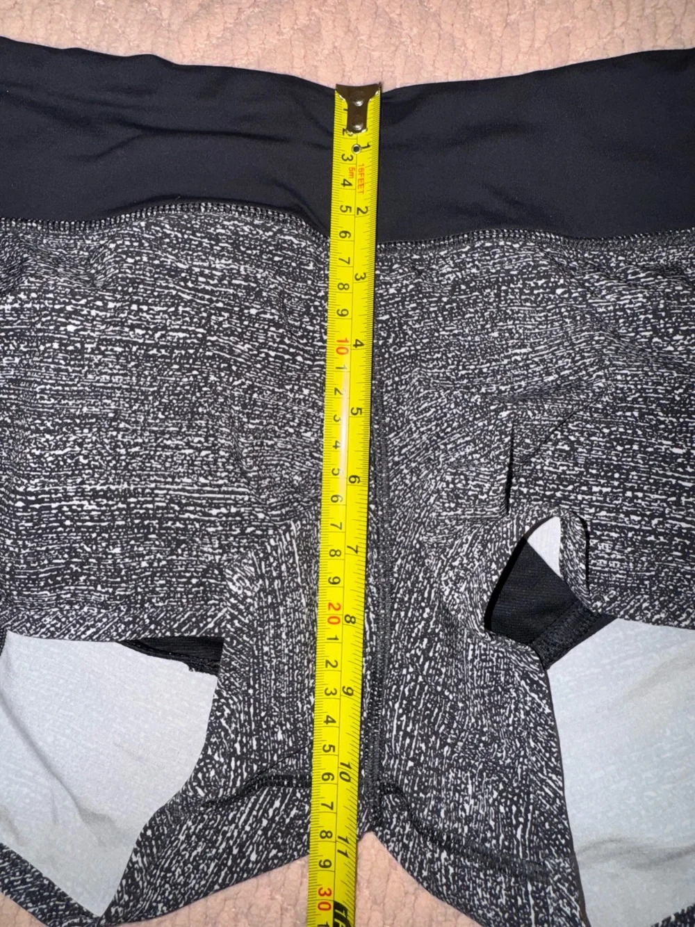 Lululemon Run Speed Shorts Women’s Size 6 Black White Reflective Print EUC